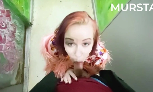 Русская девушка отсосала в подъезде за 15 баксов и дала кончить в рот!