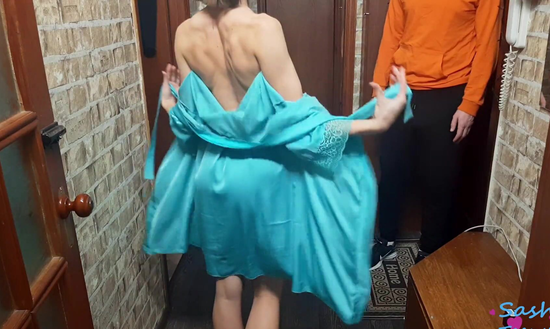 Не расплатилась с курьером за посылку, за то дала в киску прямо в прихожей!