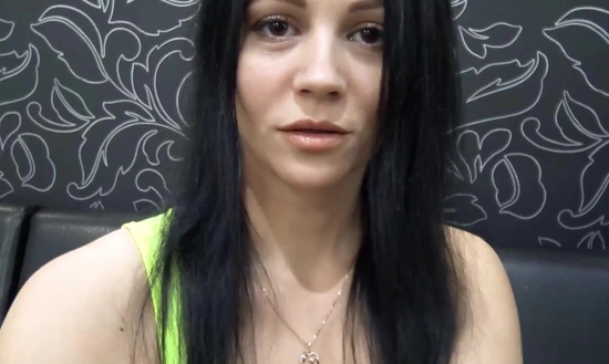 Милфа дрочит анал перед камерой и сопровождает это - пошлыми разговорами!