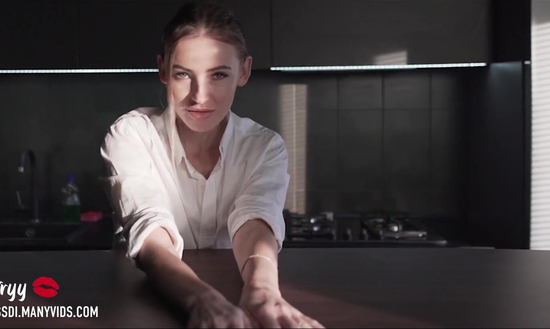 Хотела приготовить обед: но все переросло в жаркий секс на кухне!