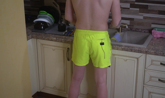 Муж мыл посуду и случайно соблазнил любимую жену на минет