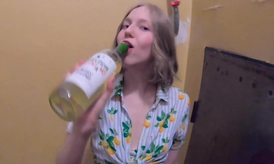 Молодая соседка занимается экстимальным сексом в подъезде!