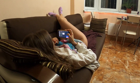 Мужик отвлек подружку от интересного дела, и она нисколько об этом не пожалела!