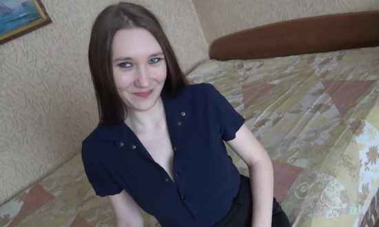 Похотливая жена красуется на камеру и смачно отсасывает член!