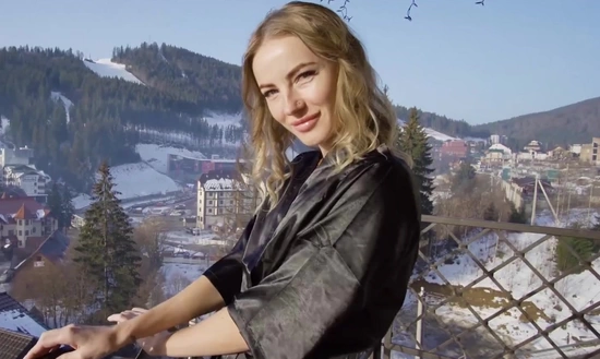 Привез красотку на горнолыжный курорт и трахает ее с видом на горы!