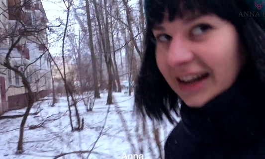 Аня приняла предложение незнакомца погреться у него дома!