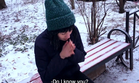 Аня приняла предложение незнакомца погреться у него дома!