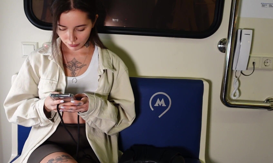 Работник с метро прокатил подругу в пустом вагоне и вытрахал на сидении!