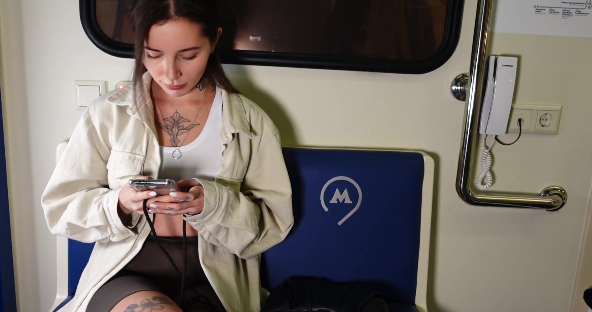 Незнакомец мастурбирует киску блондинке в вагоне метро