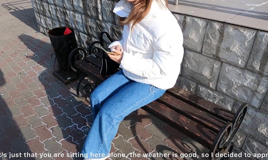 Пикапер зацепил девушку в парке и устроил ей страстный трах на диване!