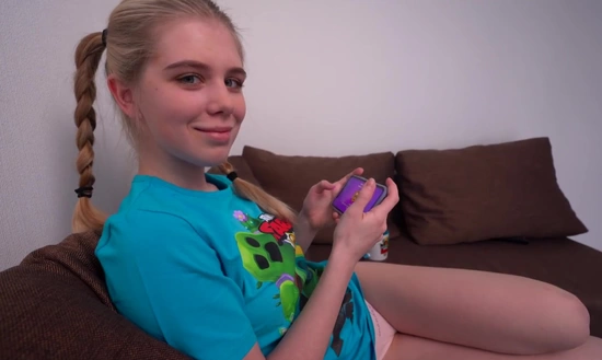 Сводная сестра играла в телефоне, но пришел похотливый сводный брат и избавил её от скуки!