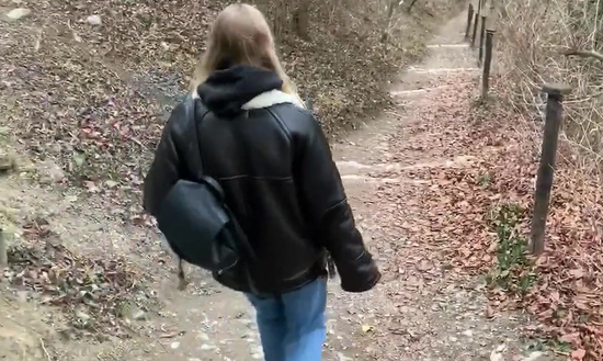 Похотливый парень раскрутил стеснительную девушку на минет в публичном месте!