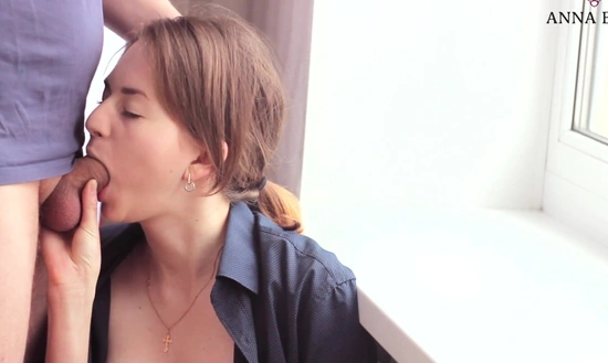 Член парня оказался в руках опытной шлюшки, которая выдоила всю сперму с него!