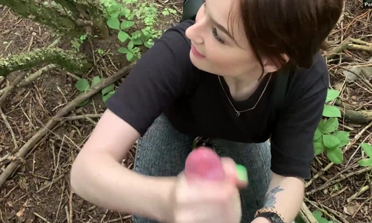 Завела ничего не подозревающего парня в лес и присосалась к его члену!