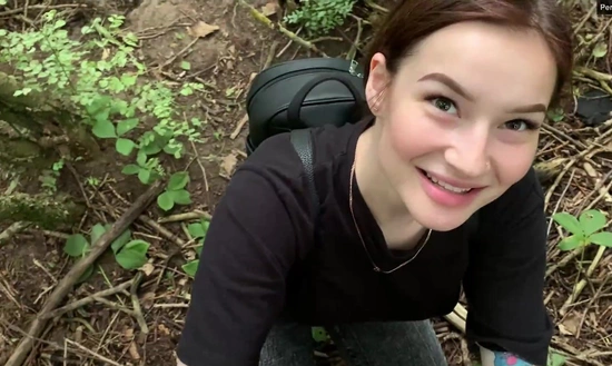 Завела ничего не подозревающего парня в лес и присосалась к его члену!