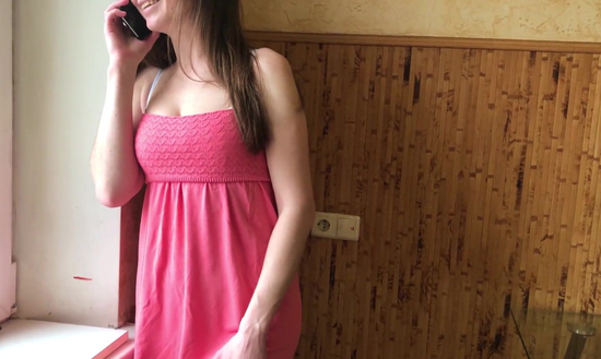 Неверная женушка изменяет с любовником, пока болтает с мужем по телефону!