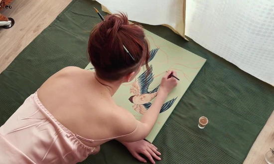 Художница была поймана на четвереньках и получила кремпай в киску!