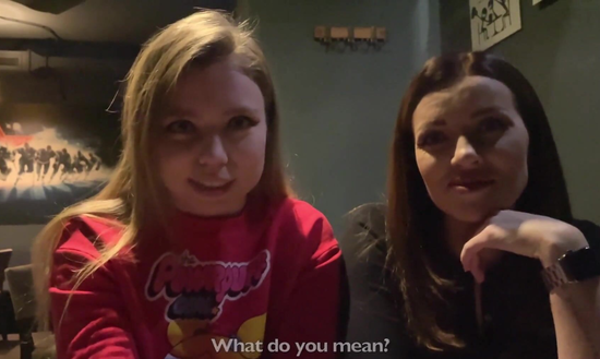 Пока одна подружка подставляет дырочки за деньги, вторая сидит рядом и смотрит!