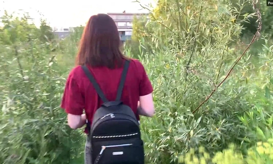Пацан завел в кусты стеснительную подругу и уговорил на минет!