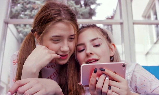 Пригласила подругу вместе посмотреть порно и занялась с ней сексом!