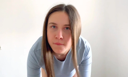 Сводная сестра спалила утренний стояк брата и еще больше его возбудила!