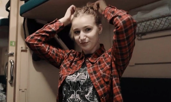 Настя соблазнила соседа по купе поезда и сделала ему минет по дороге в Москву!