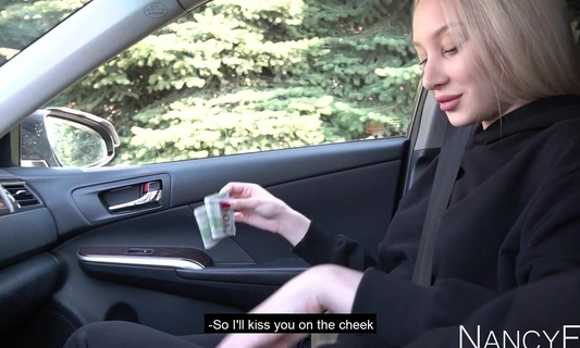 Красивая русская девушка отсосала незнакомцу и заработала 300 баксов!