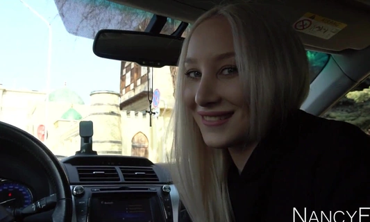 Красивая русская девушка отсосала незнакомцу и заработала 300 баксов!