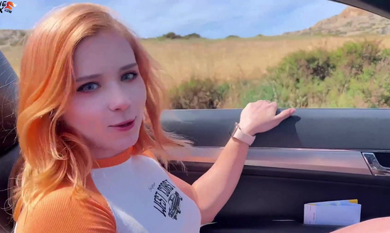 Русская милашка остановила попутку, чтобы мужик довез до города - ему ж по пути!