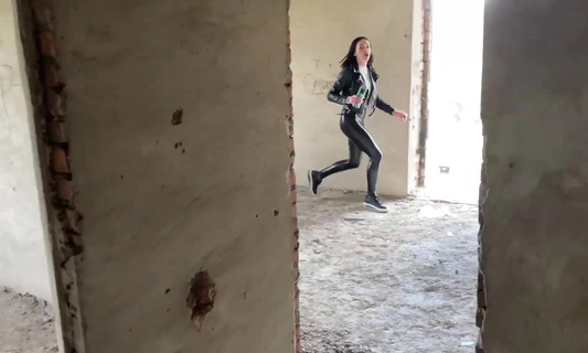 Спалилась когда писала балончиком свой ник на стене и была трахнута за это!