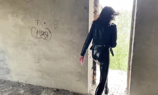 Спалилась когда писала балончиком свой ник на стене и была трахнута за это!