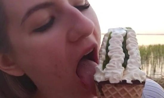 Угостил подругу мороженым, чтобы она захотела отсосать!