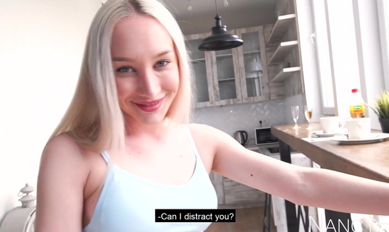 Русскому парню нужно работать, а подружка просто горит от желания трахаться!