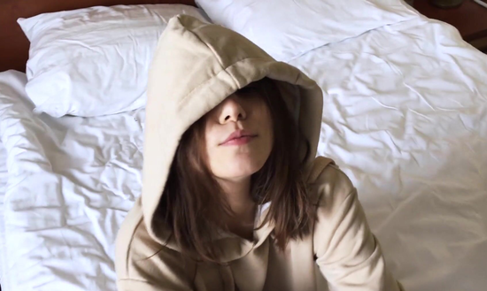 Малышка настойчиво выпрашивает секс и глубоко заглатывает член!