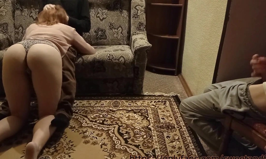 Жена приучила мужа-куколда вылизывать ей киску после секса с соседом!