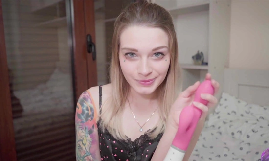 Нике приехал новый вибратор с Алиэкспресса и она тестирует его на своей киске!