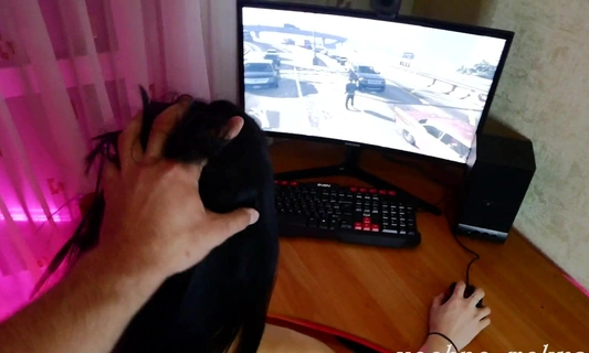 Жопастая подруга зашла поиграть в GTA 5, а парень хочет трахаться!
