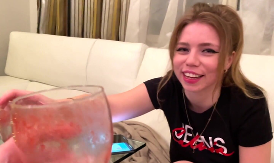 Предложил девушке друга немножко бухнуть и она сама полезла трахаться!