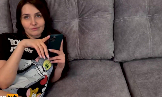 Лежим скучаем? - а есть предложение? - Ну да, давай потрахаю тебя)