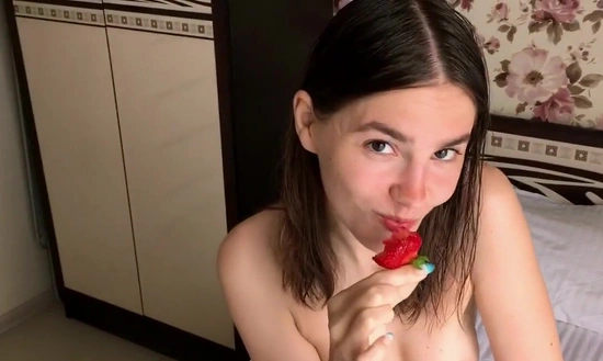 Накормил русскую милашку клубничкой с членом - и ей понравилось!