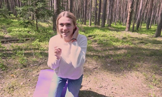 Московская парочка не боится клещей, а просто занимается сексом в лесу!