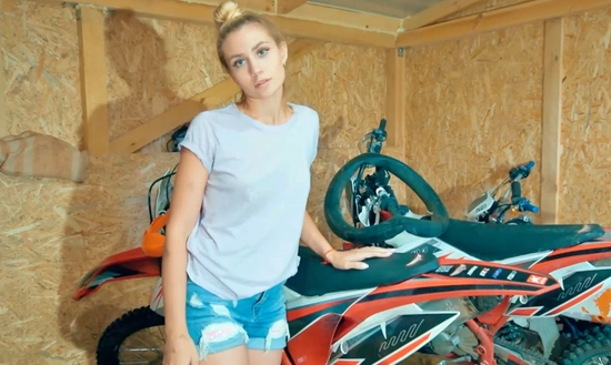 Зашел на сервис забрать свой мотоцыкл и просто охренел, когда увидел, какая крошка его починила!