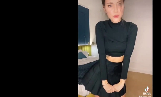 Моя подружка любит снимать видео для ТикТока, а еще ей нравится трахаться на камеру!