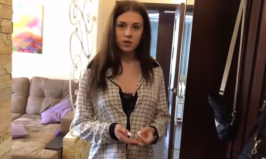 Проходите, сейчас я деньги найду. Сколько с меня? Русская милашка расплачивается с курьером за доставку еды.