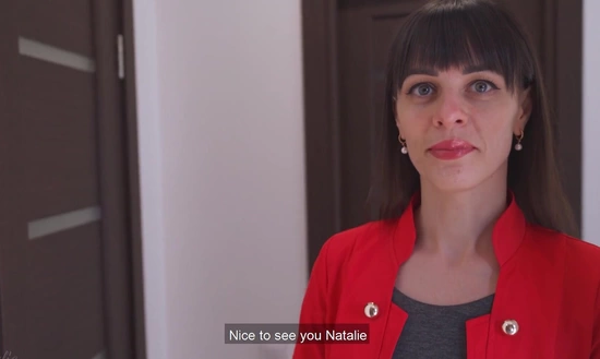 Наташа готова даже на анал с клиентом, только чтобы продать ему дом!