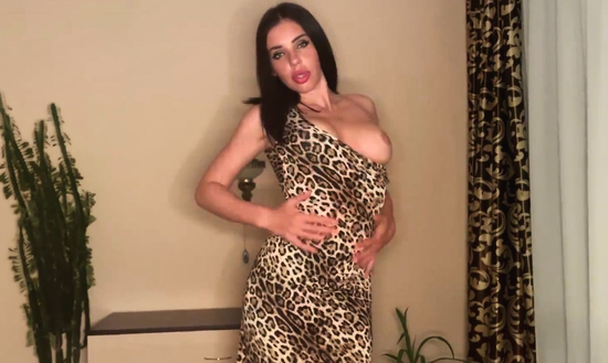 Похотливая русская мачеха так хочет секса, что не может себя сдержать и соблазняет пасынка пока мужа нет дома