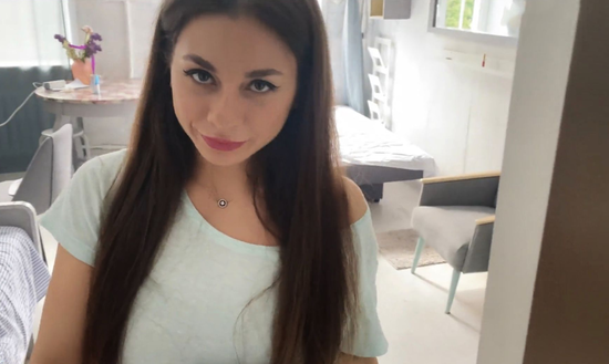 Русская красотка заказала посылку, чисто чтобы соблазнить курьера на секс