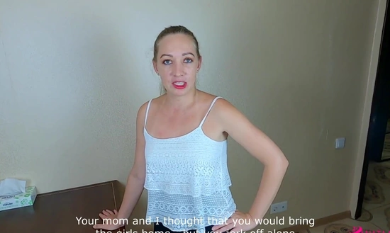 Подруга отца застукала парня на дрочке и помогла ему кончить!