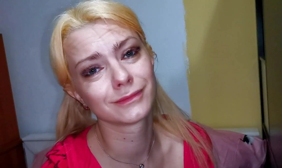 Сводная сестра уговаривает брата сделать ему минет