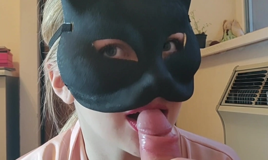 Сексвайф в маске кошечки облизывает член соседа, пока муж на работе